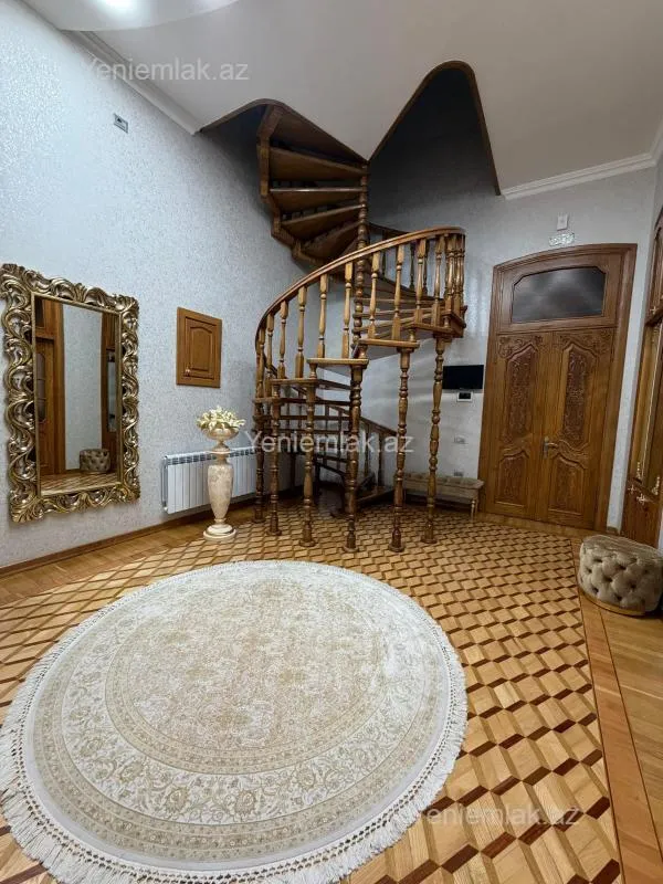 Satılır 7 otaqlı köhnə tikili 450 m²