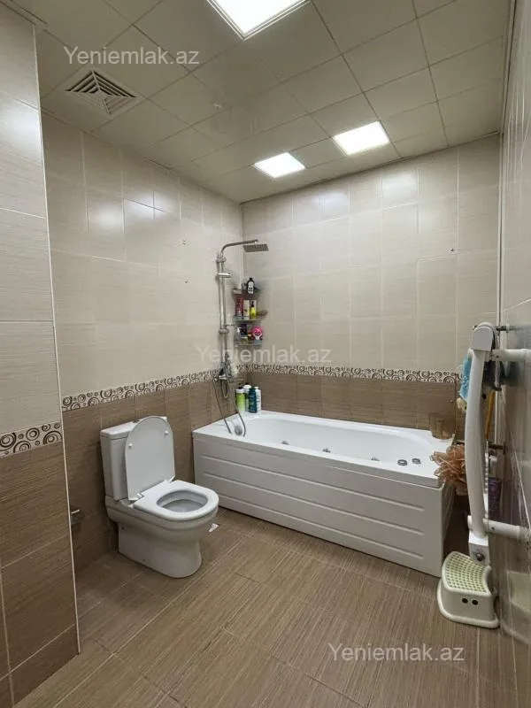 Satılır 3 otaqlı yeni tikili 135 m²