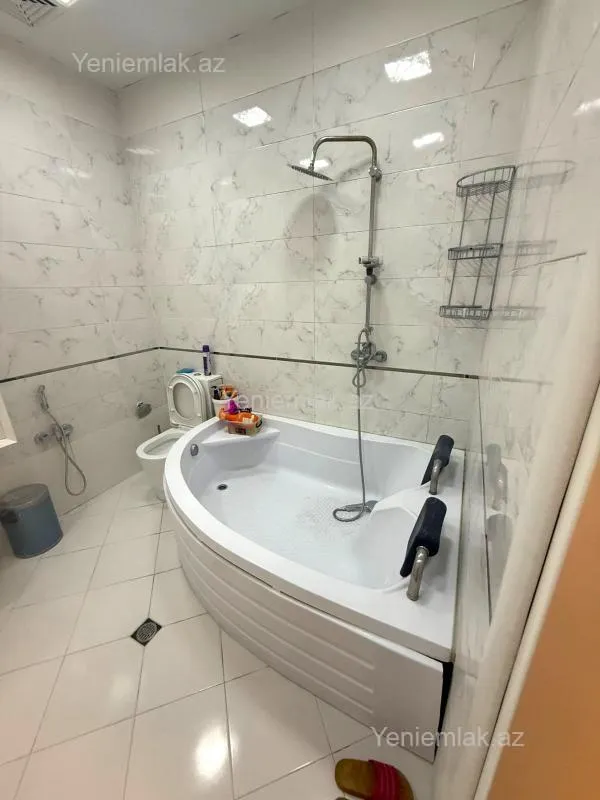 Satılır 3 otaqlı yeni tikili 135 m²