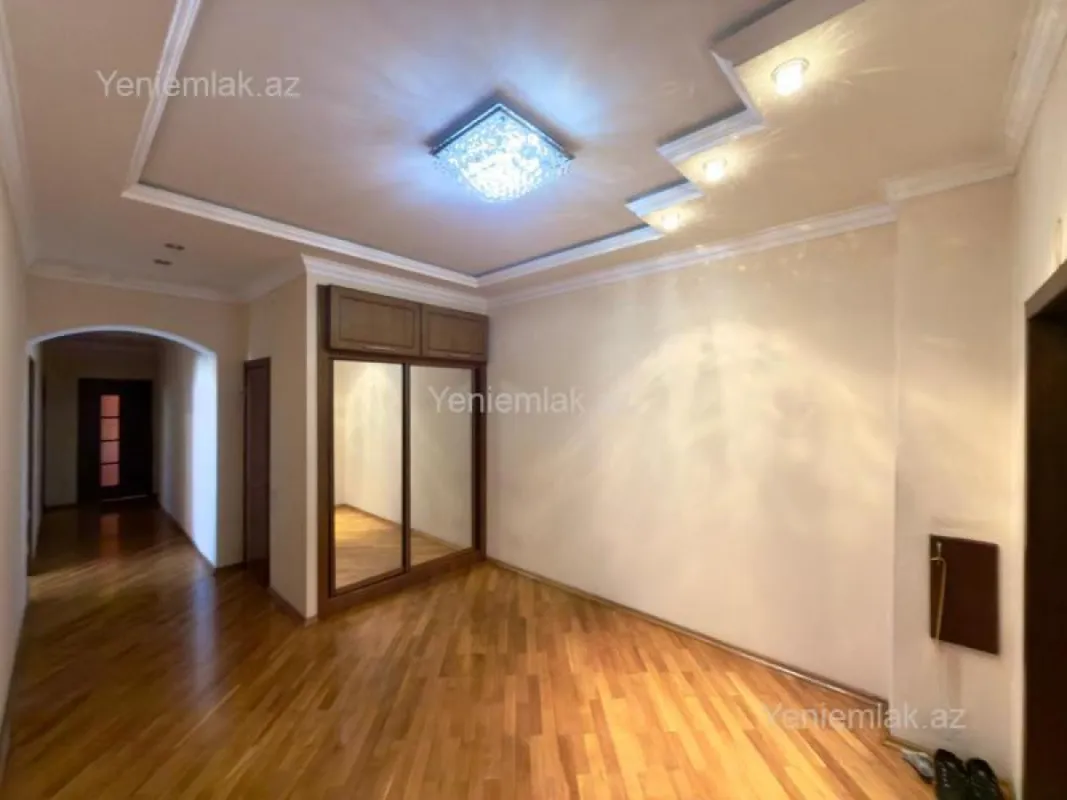 Satılır 3 otaqlı yeni tikili 135 m²