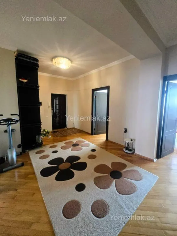Satılır 3 otaqlı yeni tikili 130 m²