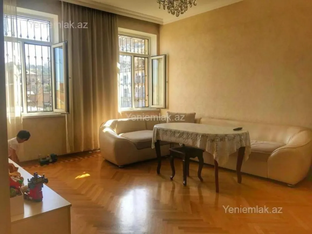 Satılır 3 otaqlı köhnə tikili 100 m²