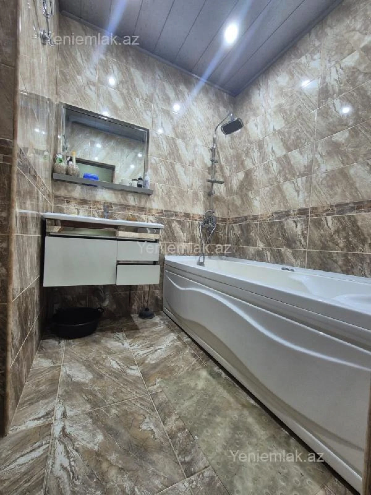 Satılır 3 otaqlı yeni tikili 135 m²