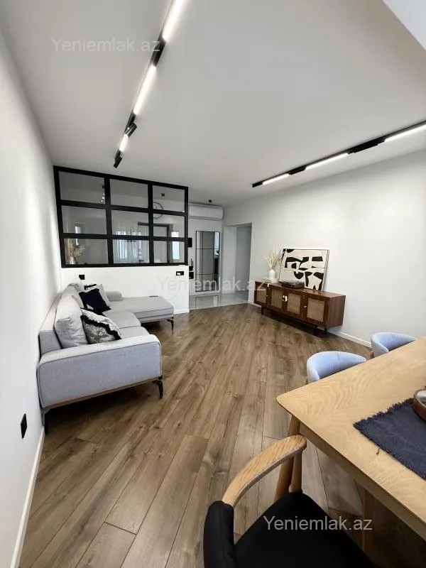 Satılır 2 otaqlı köhnə tikili 93 m²
