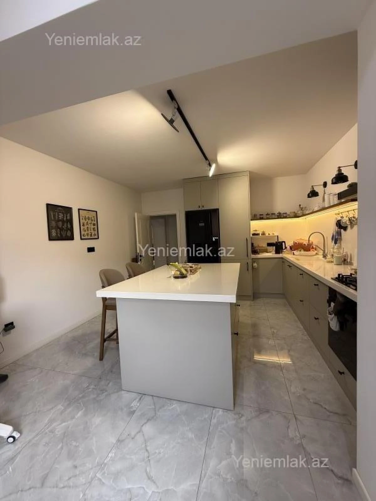 Satılır 2 otaqlı köhnə tikili 93 m²