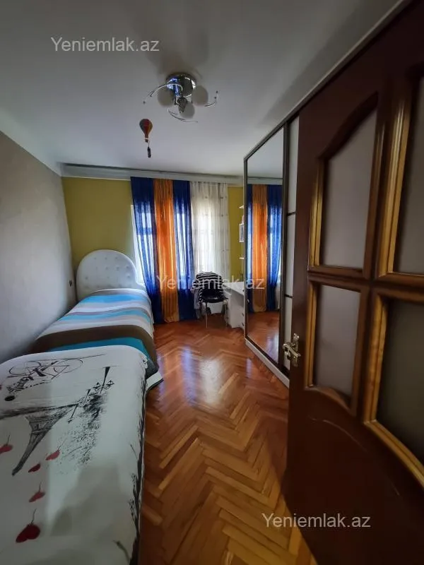 Satılır 4 otaqlı köhnə tikili 100 m²