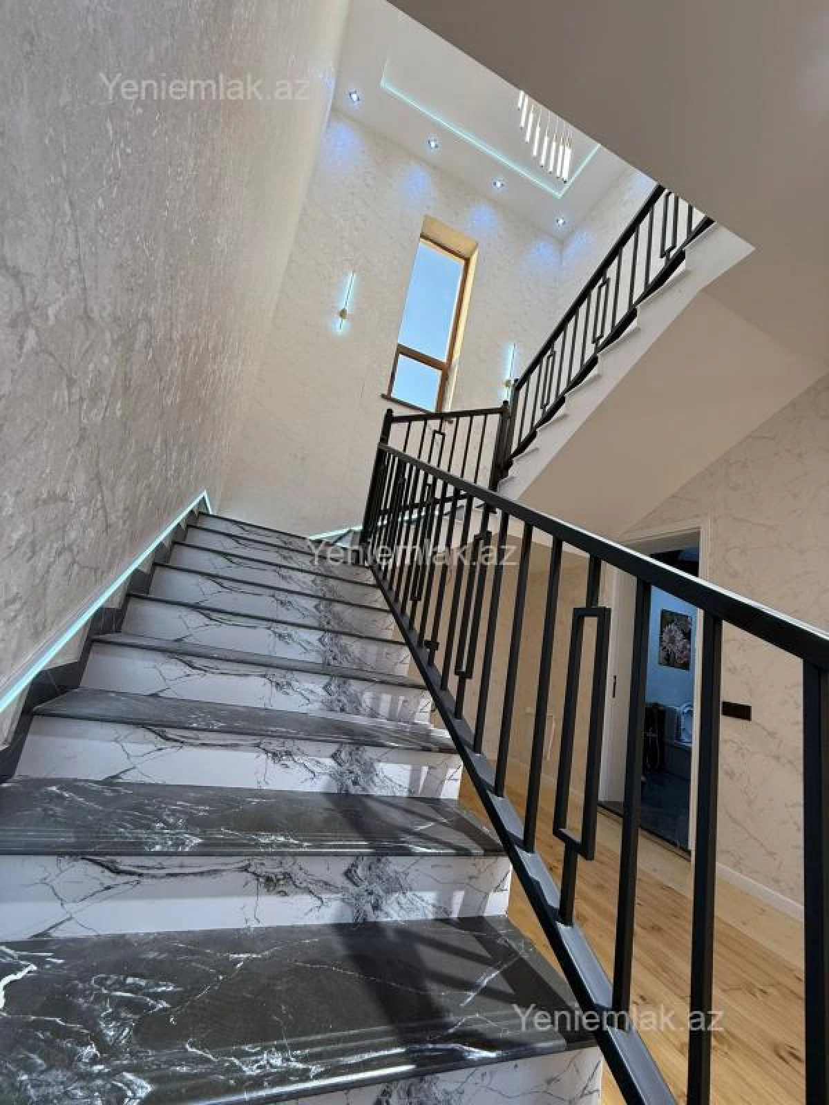 Satılır 6 otaqlı həyət evi 300 m²