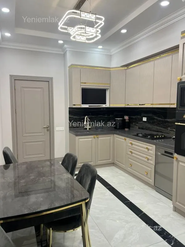Satılır 3 otaqlı yeni tikili 135 m²