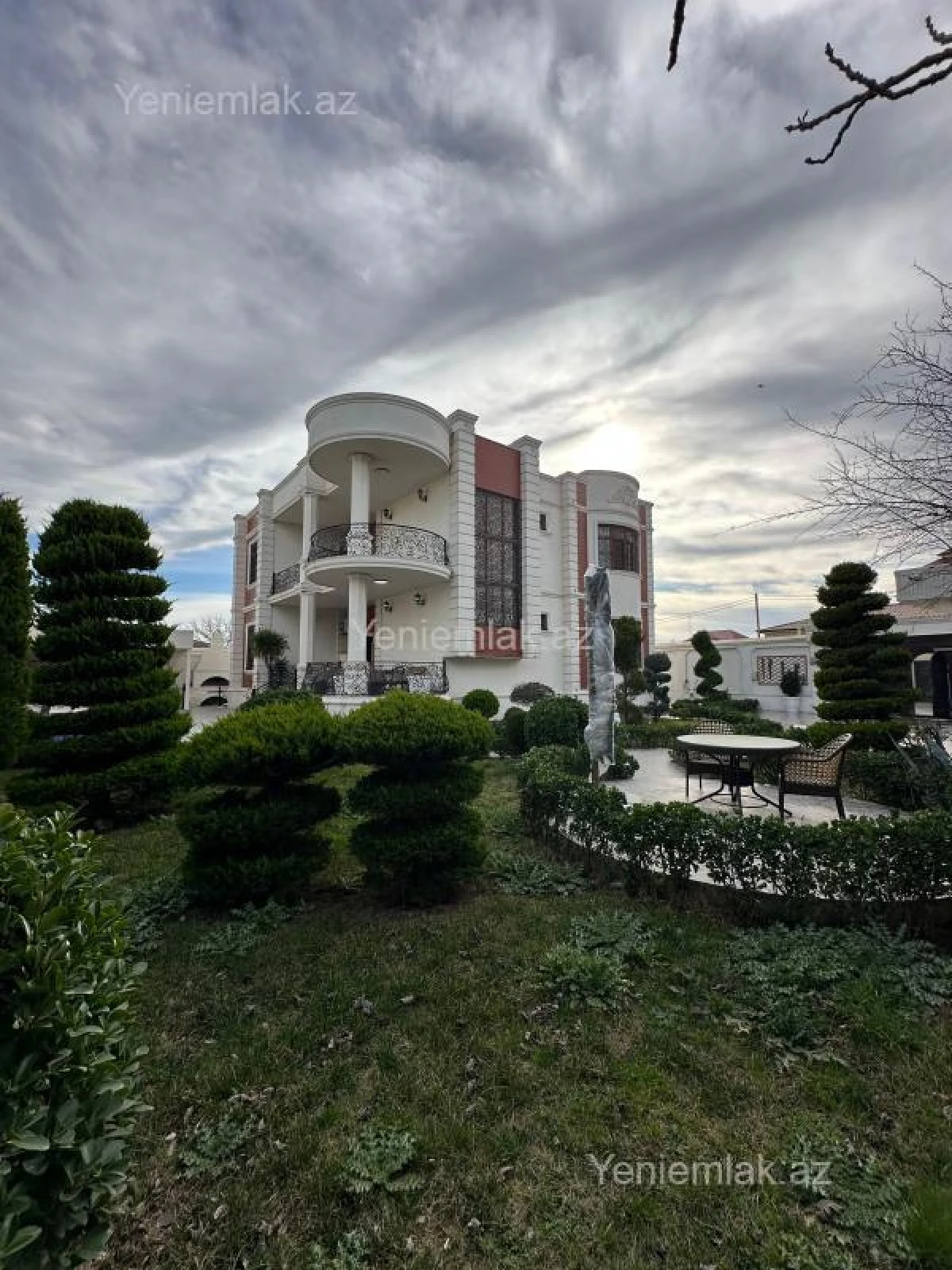 Satılır 12 otaqlı həyət evi 840 m²