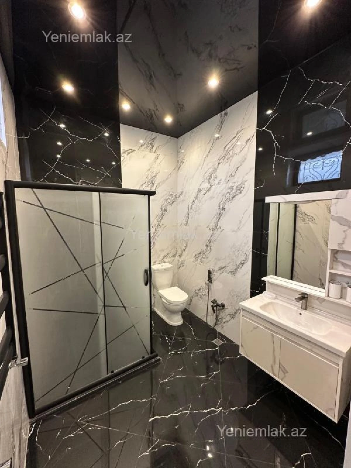 Satılır 12 otaqlı həyət evi 840 m²