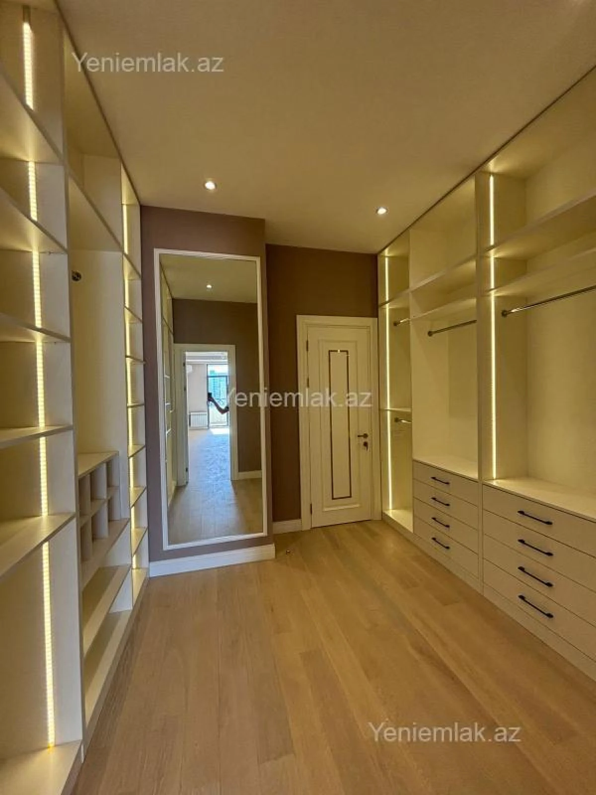 Satılır 4 otaqlı yeni tikili 242 m²