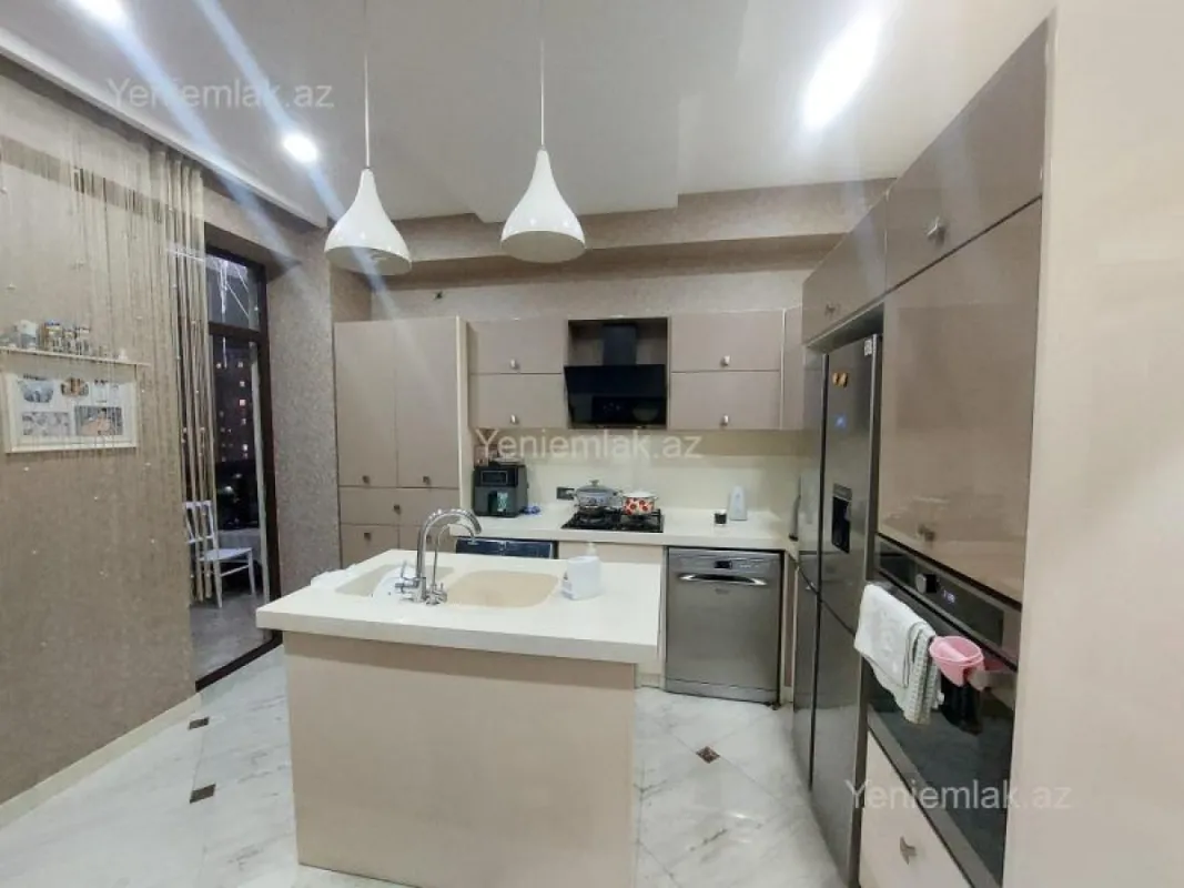 Satılır 3 otaqlı yeni tikili 130 m²
