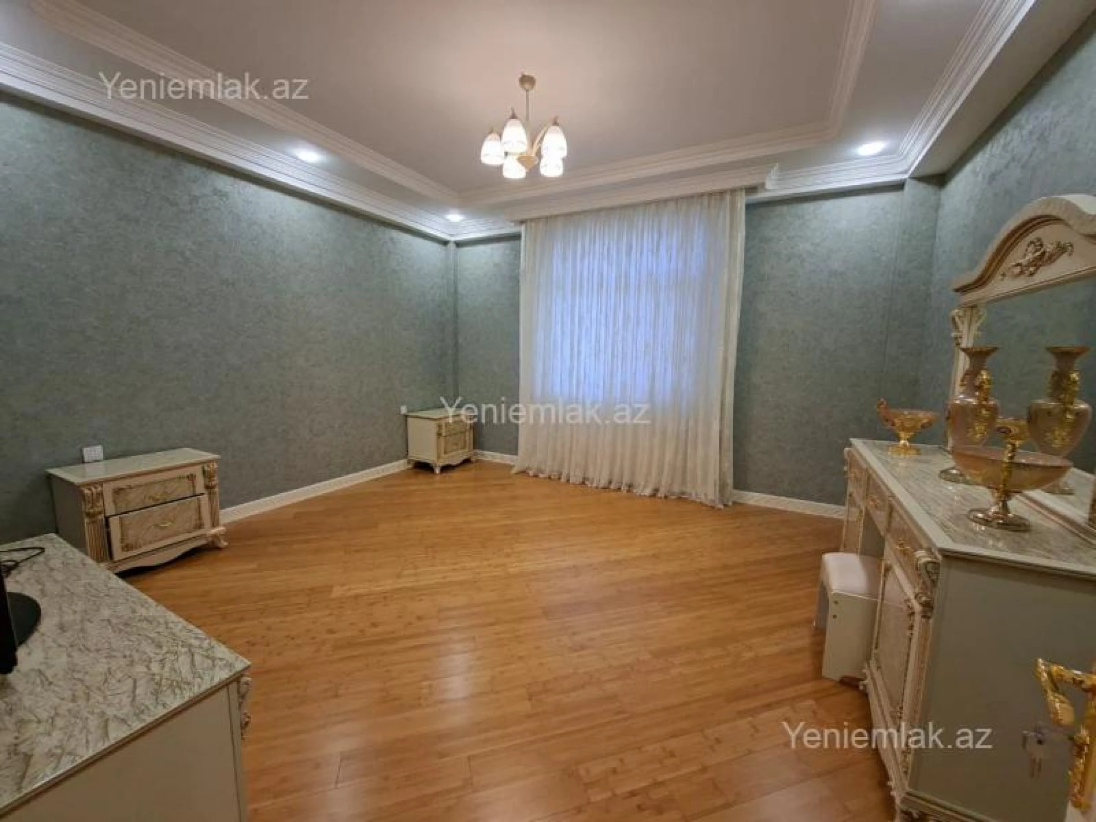 Satılır 8 otaqlı həyət evi 850 m²