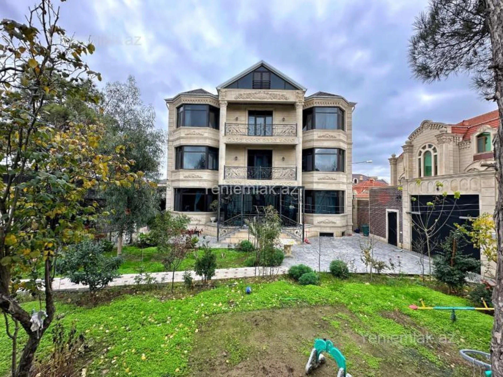 Satılır 8 otaqlı həyət evi 850 m²