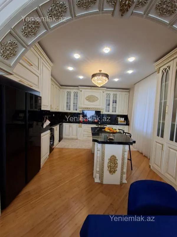 Satılır 8 otaqlı həyət evi 850 m²