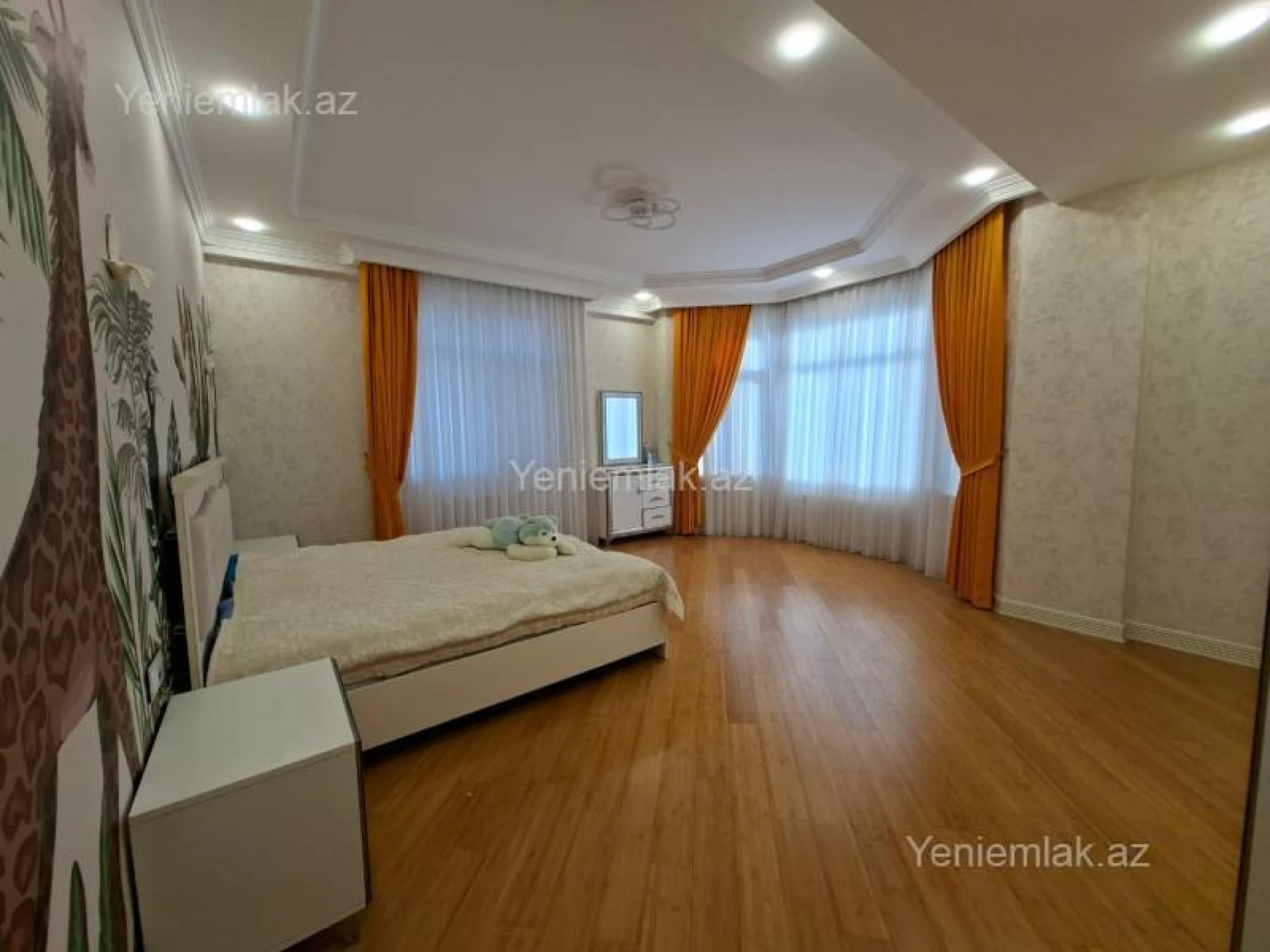 Satılır 8 otaqlı həyət evi 850 m²