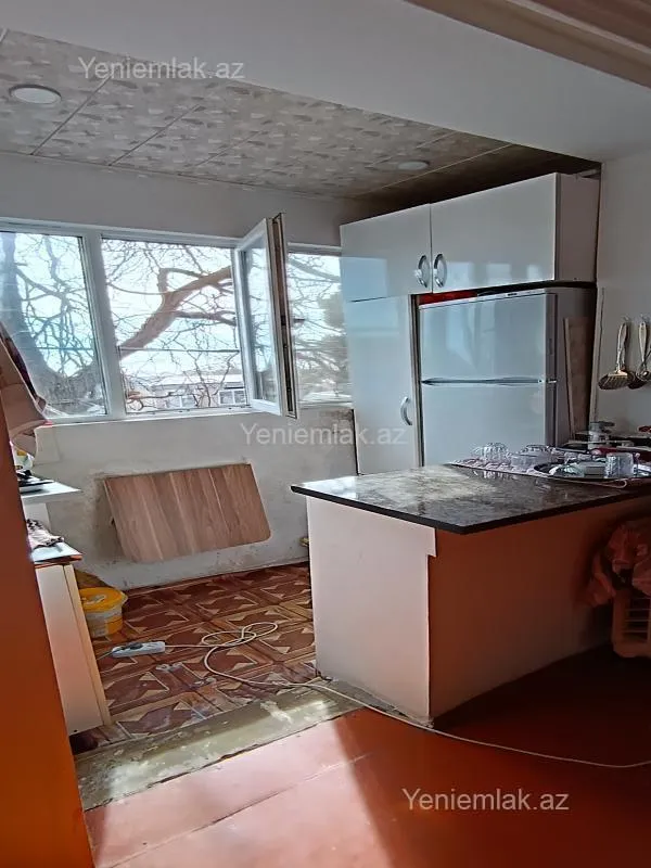 Satılır 1 otaqlı köhnə tikili 42 m²
