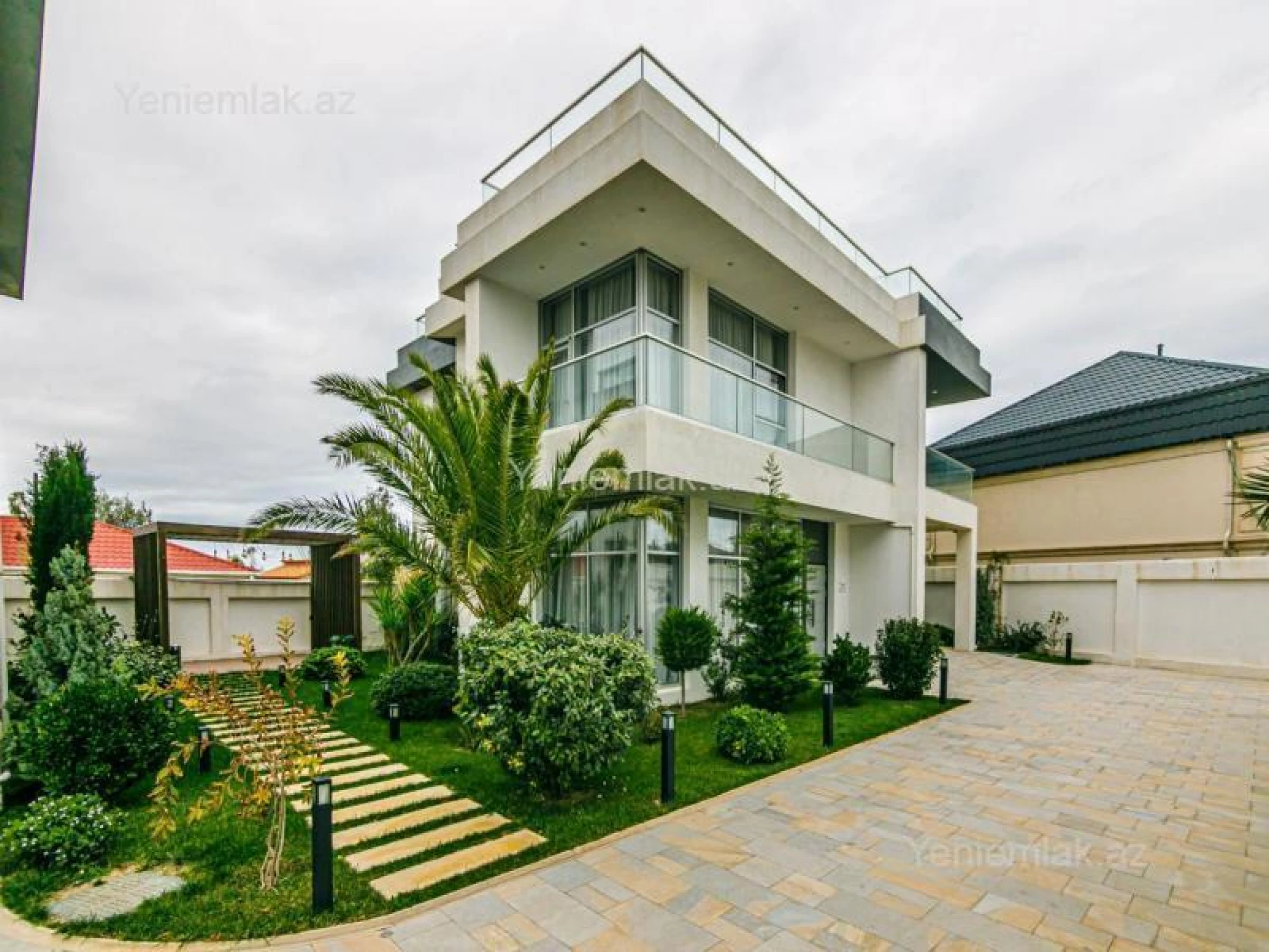 Satılır 16 otaqlı obyekt 1700 m²