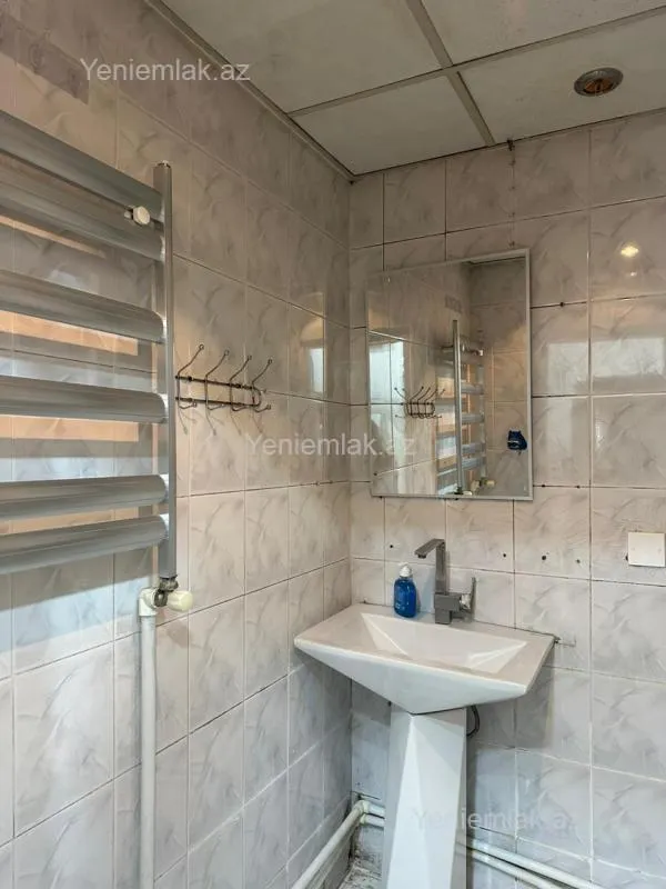 Satılır 2 otaqlı köhnə tikili 65 m²