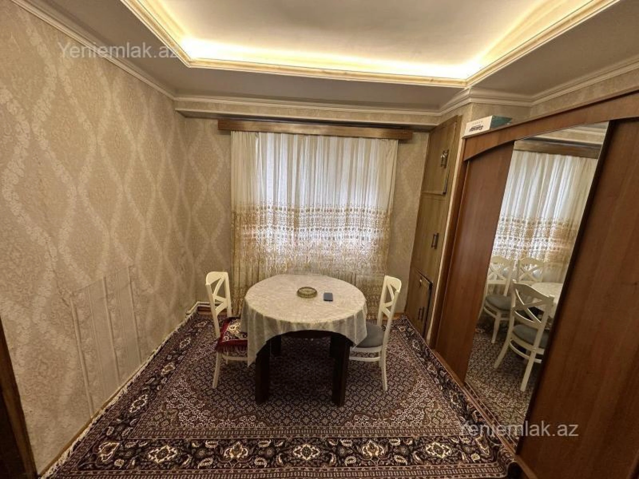Satılır 4 otaqlı köhnə tikili 140 m²