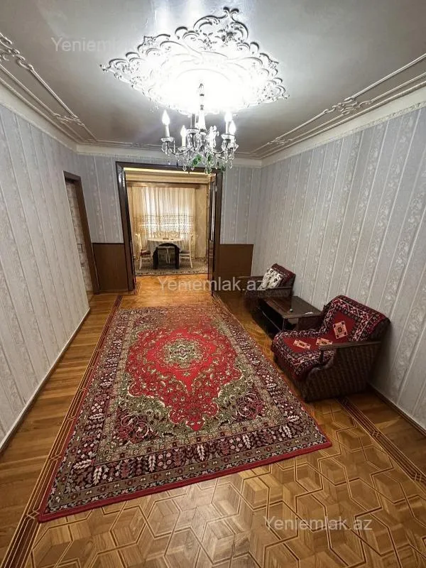 Satılır 4 otaqlı köhnə tikili 140 m²