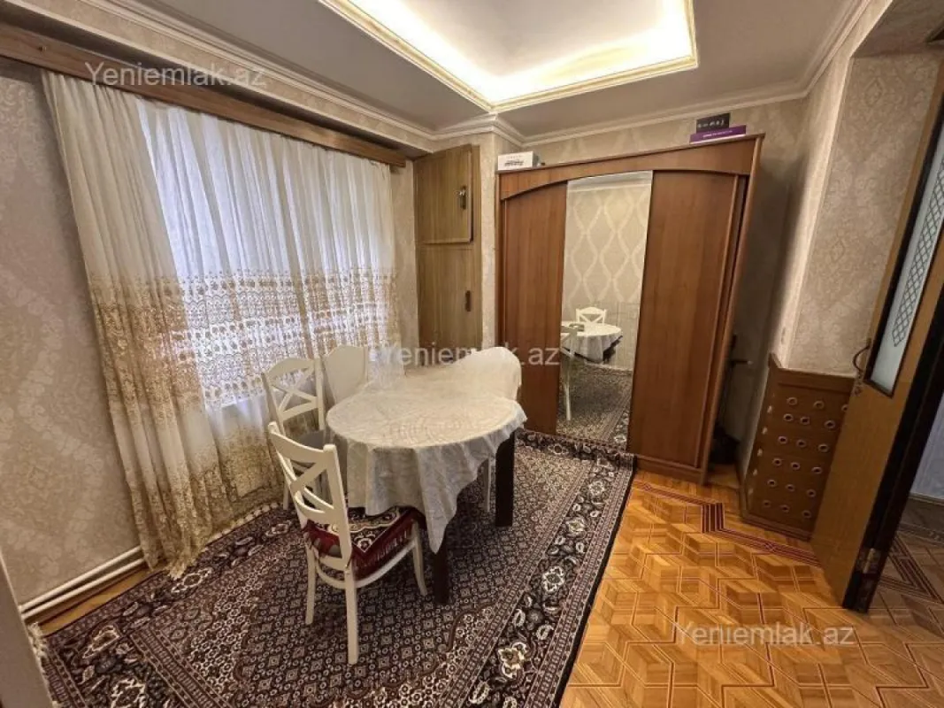 Satılır 4 otaqlı köhnə tikili 140 m²