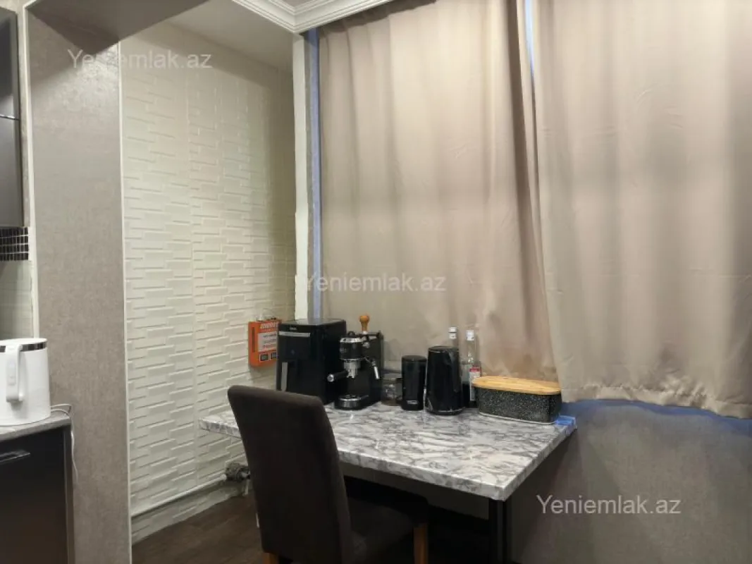 Satılır 4 otaqlı köhnə tikili 100 m²