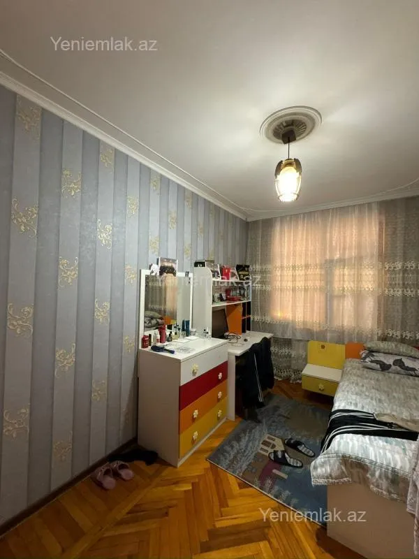 Satılır 4 otaqlı köhnə tikili 100 m²