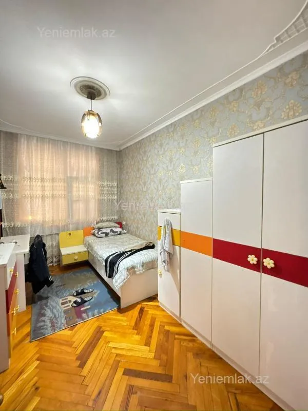 Satılır 4 otaqlı köhnə tikili 100 m²