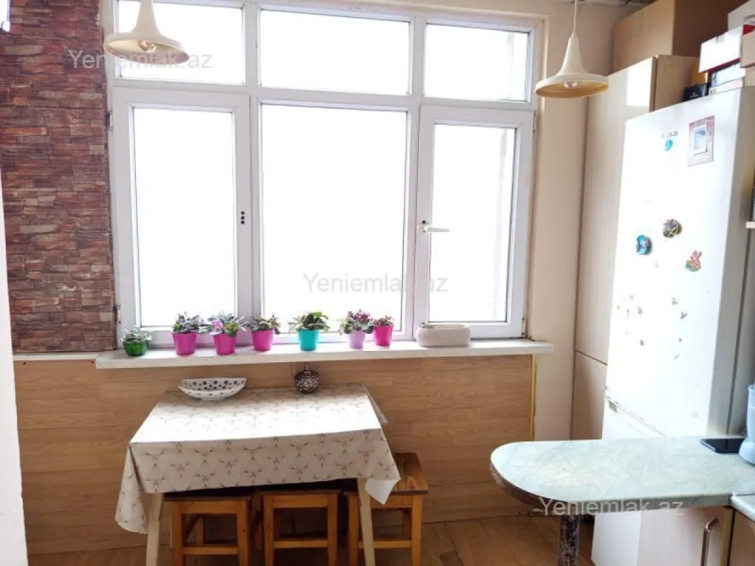 Satılır 3 otaqlı köhnə tikili 110 m²