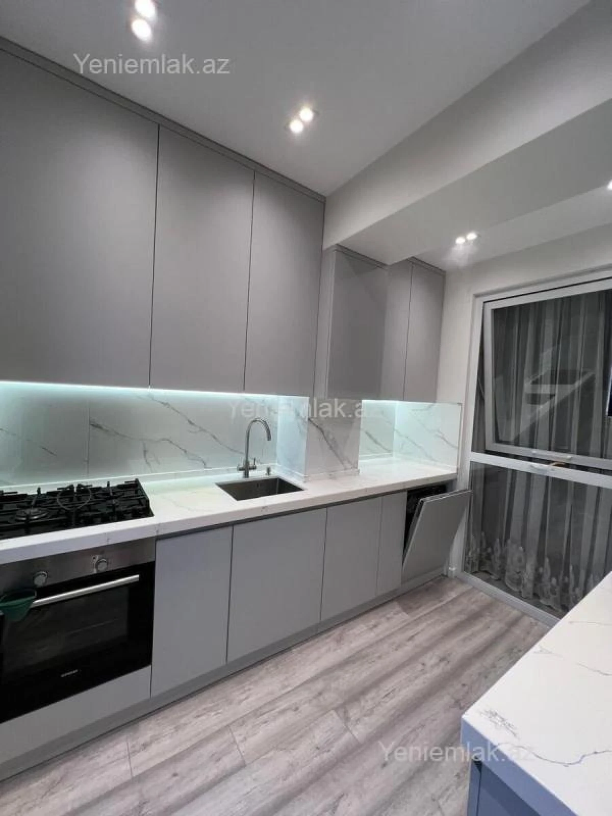 Satılır 4 otaqlı köhnə tikili 120 m²