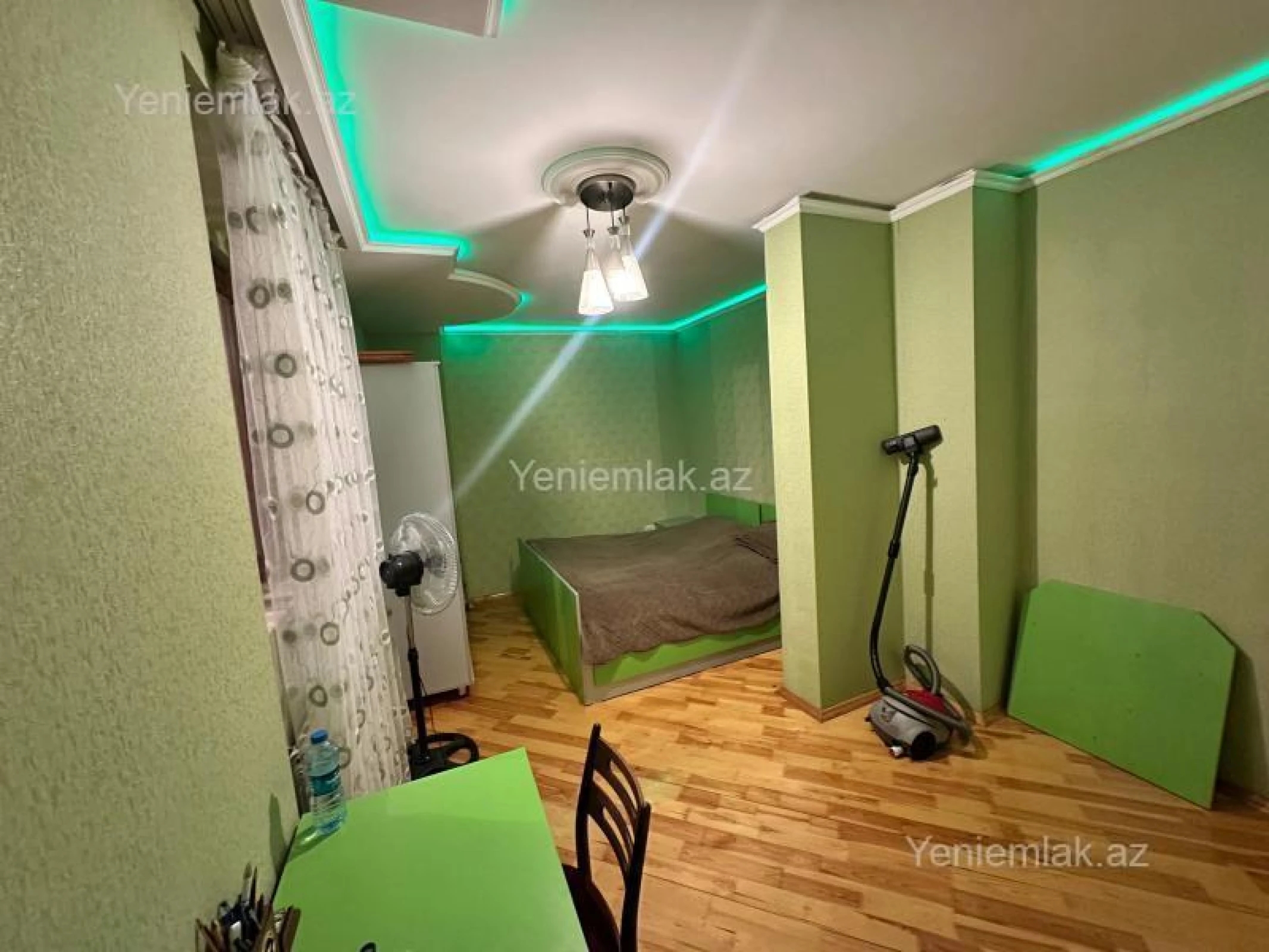 Satılır 4 otaqlı köhnə tikili 100 m²