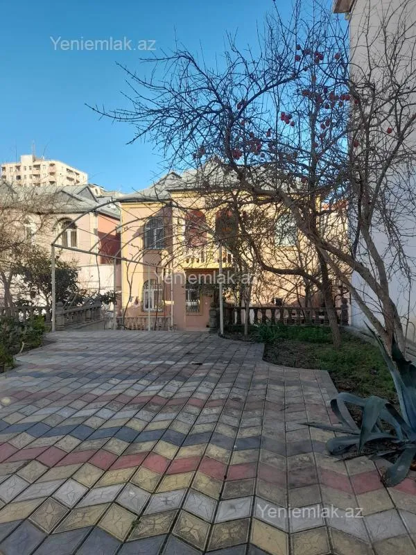 Satılır 4 otaqlı həyət evi 240 m²