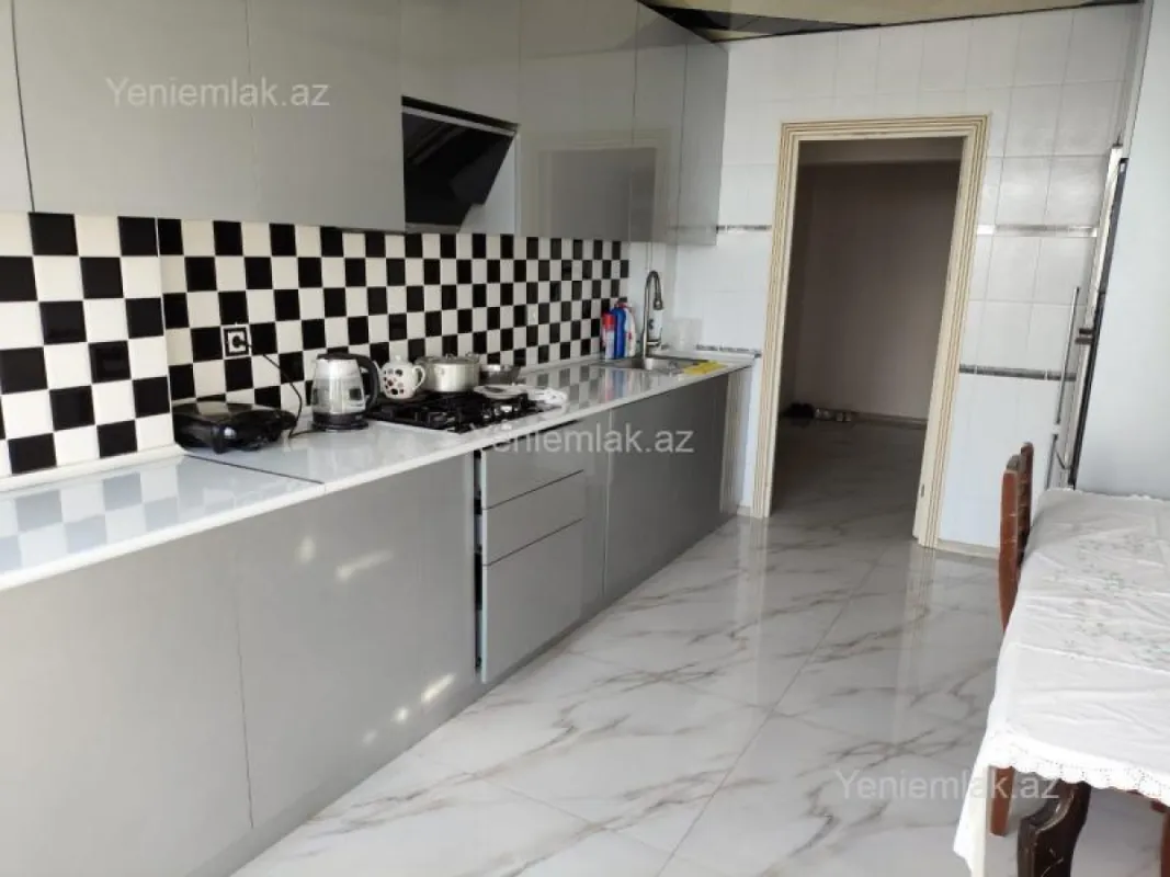 Satılır 4 otaqlı köhnə tikili 100 m²