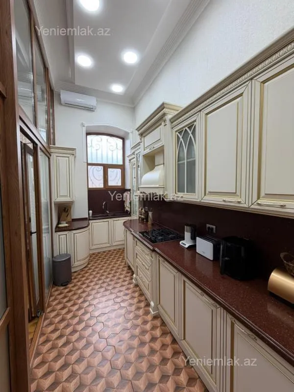 Satılır 7 otaqlı köhnə tikili 450 m²