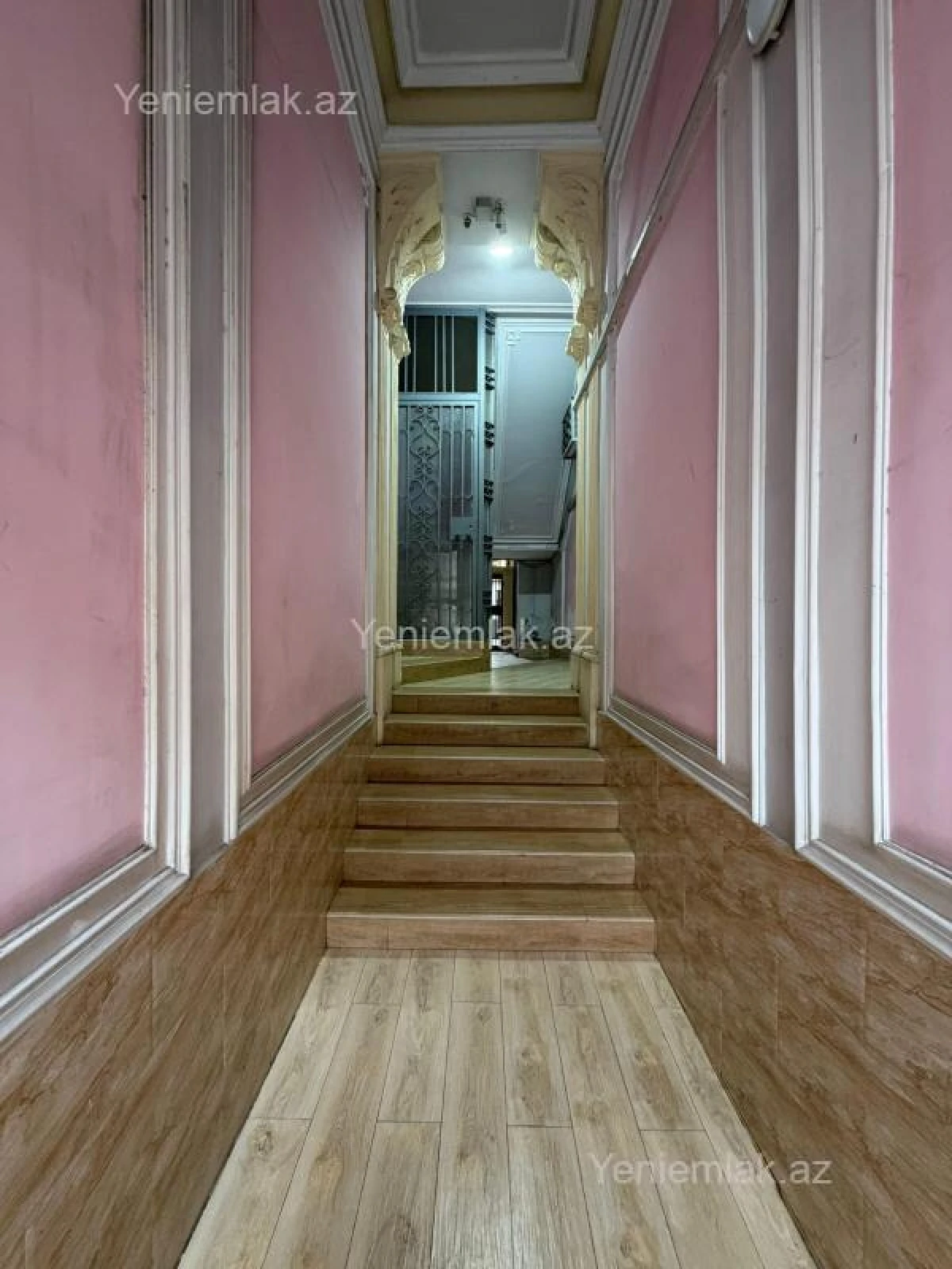 Satılır 7 otaqlı köhnə tikili 450 m²