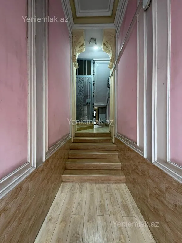 Satılır 7 otaqlı köhnə tikili 450 m²