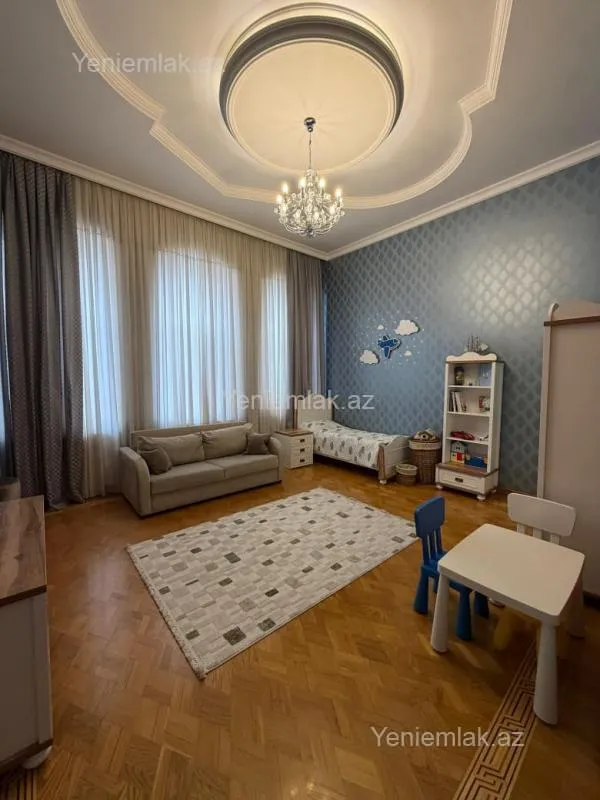 Satılır 7 otaqlı köhnə tikili 450 m²