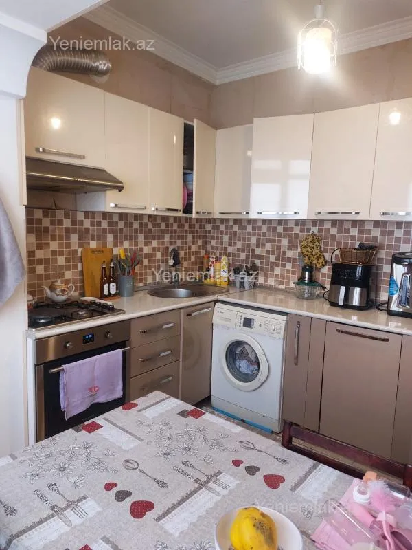 Satılır 4 otaqlı köhnə tikili 100 m²