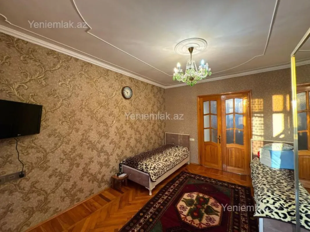 Satılır 4 otaqlı köhnə tikili 100 m²