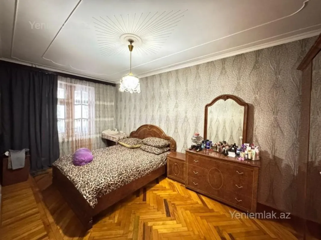 Satılır 4 otaqlı köhnə tikili 100 m²