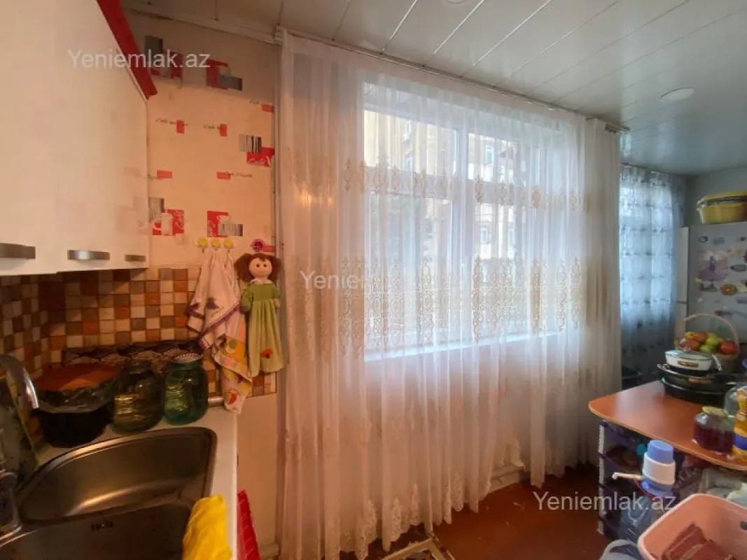 Satılır 4 otaqlı köhnə tikili 100 m²