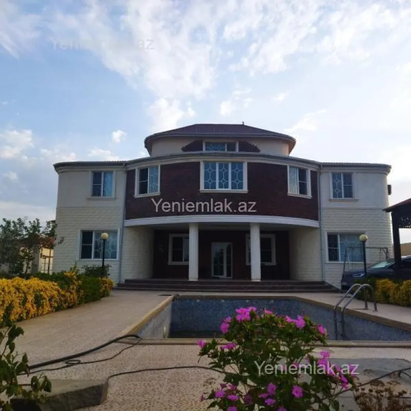 Satılır 9 otaqlı həyət evi 270 m²