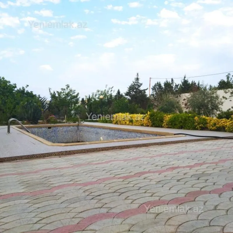 Satılır 9 otaqlı həyət evi 270 m²