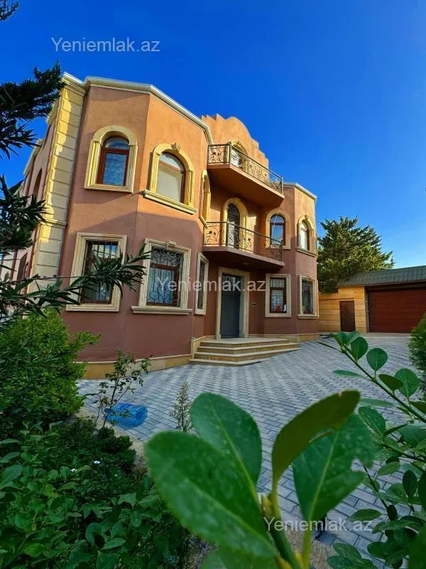Satılır 8 otaqlı həyət evi 370 m²