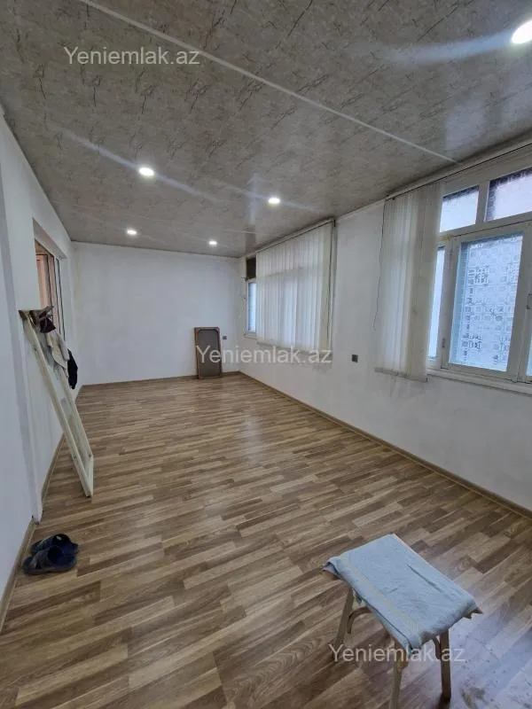 Satılır 4 otaqlı köhnə tikili 100 m²