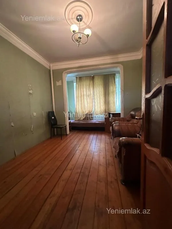 Satılır 4 otaqlı köhnə tikili 100 m²