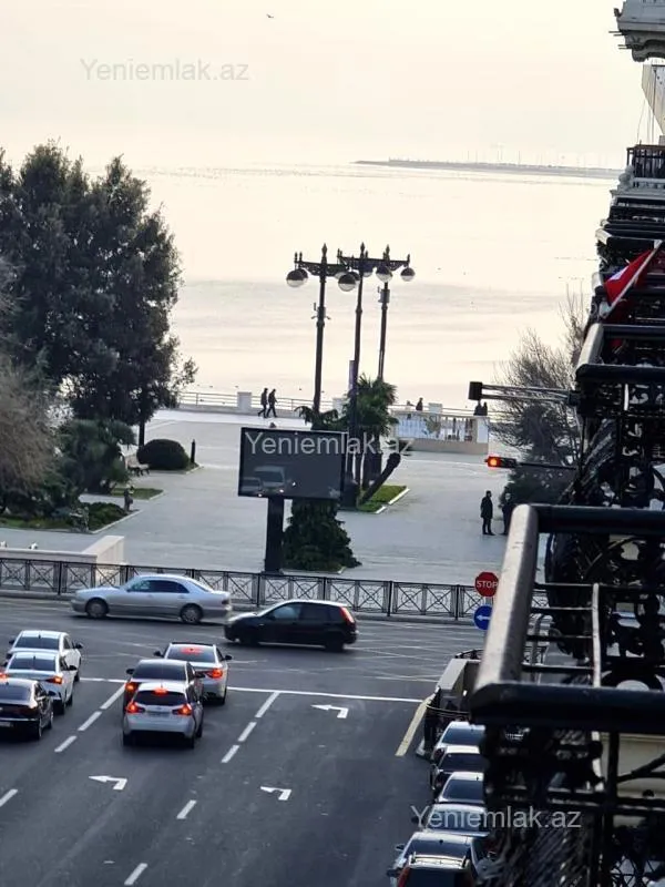 Satılır 4 otaqlı yeni tikili 200 m²