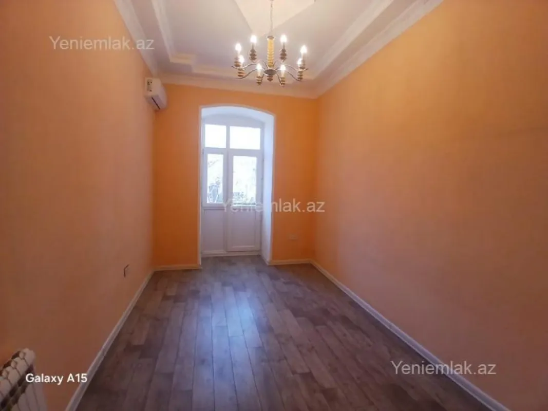 Satılır 4 otaqlı köhnə tikili 120 m²