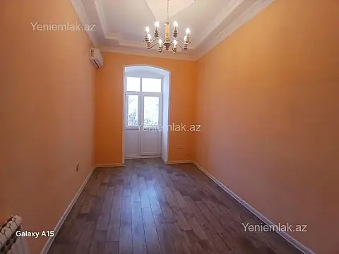 Satılır 4 otaqlı köhnə tikili 120 m²